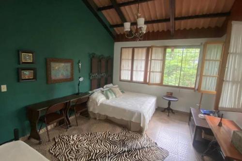 1 dormitorio con cama y alfombra de zebraebra en El Valle Mountain Retreat, en Antón