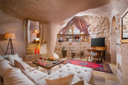 een woonkamer met een bank en een tafel bij Dream of Cappadocia in Uchisar