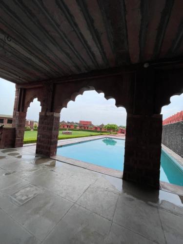 uitzicht op een zwembad vanuit een gebouw bij Pukhraj Garh- A Heritage Homestay in Jodhpur