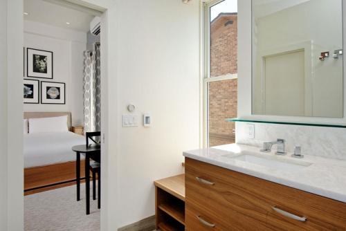 Tempat tidur dalam kamar di Independence Square 212, Studio with Beautiful Finishes. A+ Location in Downtown Aspen