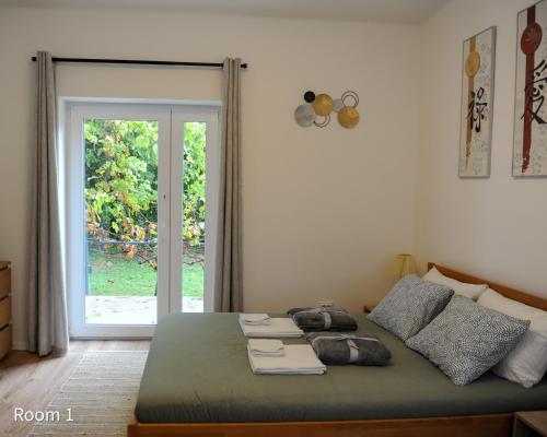 - une chambre avec un lit et une porte donnant sur une cour dans l'établissement Quiet, green, relaxing place - 3 bedroom villa, à Balatonfüred