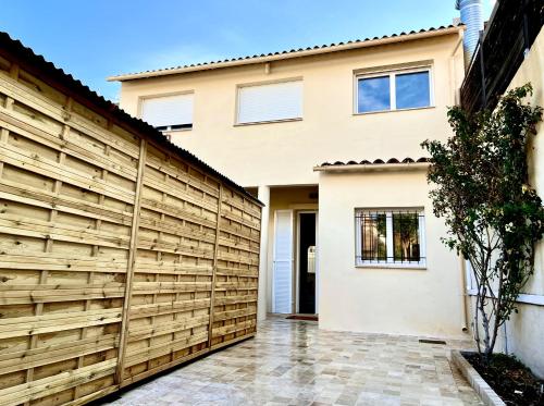 une clôture en bois devant une maison dans l'établissement Maison de ville tout confort à Cannes et à 10 Minutes à pied de la plage, à Cannes