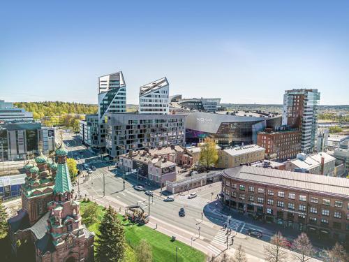 z góry widok na miasto z wysokimi budynkami w obiekcie Holiday Inn Tampere - Central Station, an IHG Hotel w mieście Tampere