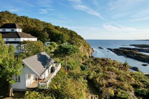 une maison sur une colline à côté de l'océan dans l'établissement Langesund Bad, à Langesund