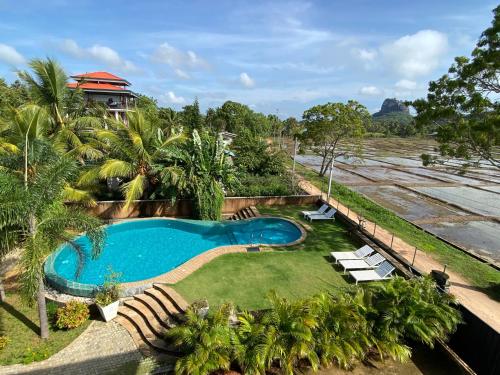 una vista aérea de una piscina y un complejo en Royal Rock Sigiriya, en Sigiriya