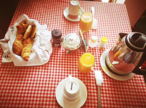 una mesa roja y blanca con comida y bebida en Hospedaje EL MARQUEZ Expat en Máncora