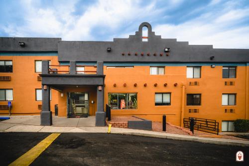 un gran edificio naranja con una calle delante en Coyote South, en Santa Fe