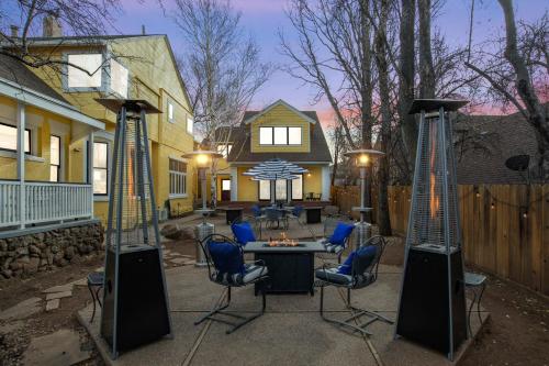 una casa y un patio con mesa y sillas en Bespoke Inn Flagstaff en Flagstaff