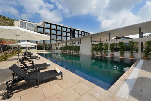 einen Blick nach außen auf ein Hotel mit Pool in der Unterkunft Marasa Sarovar Premiere in Tirupati