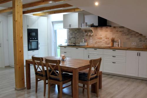 een keuken met een houten tafel en stoelen bij Ferienwohnung Stefanko in Bernau