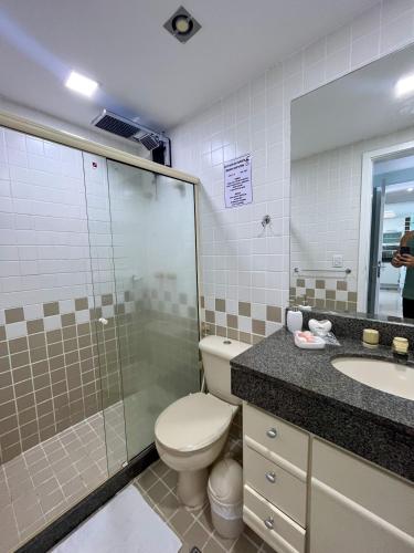 e bagno con servizi igienici, doccia e lavandino. di Apartamento em frente ao clube do Porto Real Resort ad Angra dos Reis