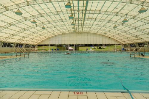 una gran piscina con techo de cristal en Shaar Hagolan Kibbutz Country Lodging en Shaar Hagolan