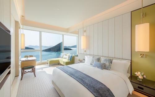 Tempat tidur dalam kamar di The Fullerton Ocean Park Hotel Hong Kong