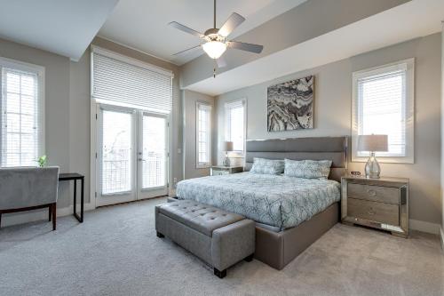 Кровать или кровати в номере Stunning Nashville Condo Minutes from Broadway