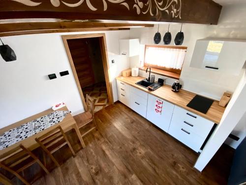 een luchtzicht op een keuken in een tiny house bij Domek Góralski na Ubocy z jacuzzi in Białka Tatrzanska