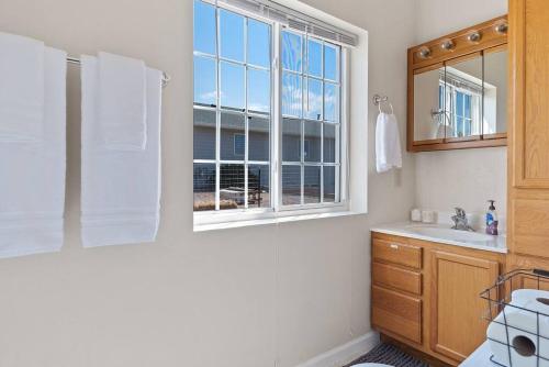 baño con lavabo y ventana en Unique Barn Stay Close to The Hills en Rapid City