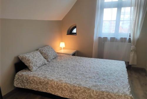 um quarto com uma cama e uma janela em Rynek 10 em Poznań