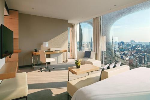 Habitación de hotel con vistas a la ciudad en The Westin Hamburg en Hamburgo