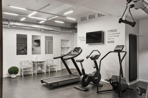 Fitnes oz. oprema za telovadbo v nastanitvi Hypernym Hotel & Suites