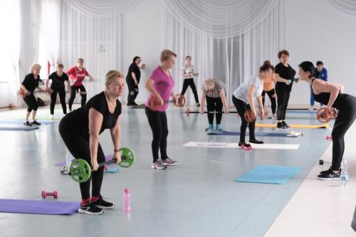 eine Gruppe von Leuten, die einen Yoga-Kurs machen in der Unterkunft Mosir Wałcz in Wałcz