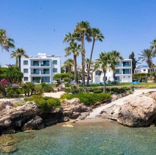 - Vistas al complejo desde el agua en King Evelthon Beach Hotel & Resort en Pafos