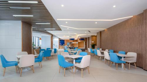 A seating area at Holiday Inn Express Chengdu Tianfu Airport Zone, an IHG Hotel