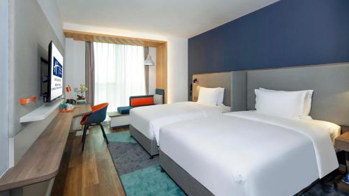 A bed or beds in a room at Holiday Inn Express Chengdu Tianfu Airport Zone, an IHG Hotel