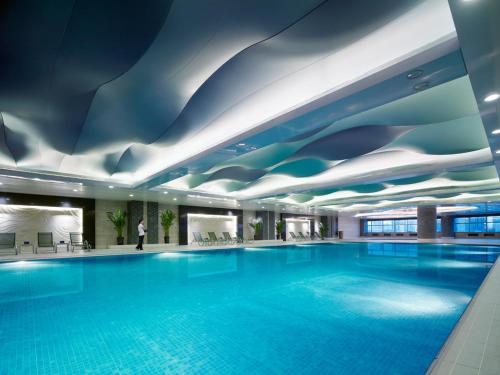 uma piscina num hotel com tecto em Shangri-La Huhhot em Hohhot