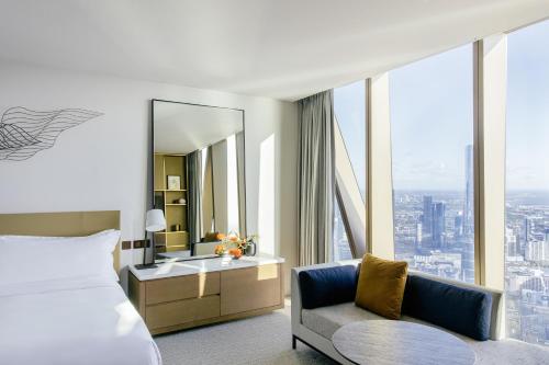 The Ritz-Carlton, Melbourne tesisinde bir odada yatak veya yataklar