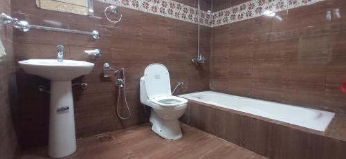 ein Badezimmer mit einem WC, einem Waschbecken und einer Badewanne in der Unterkunft Adults Only! Kashmir Eagle Heights Cottage & Restaurant by LMC in Muzaffarabad