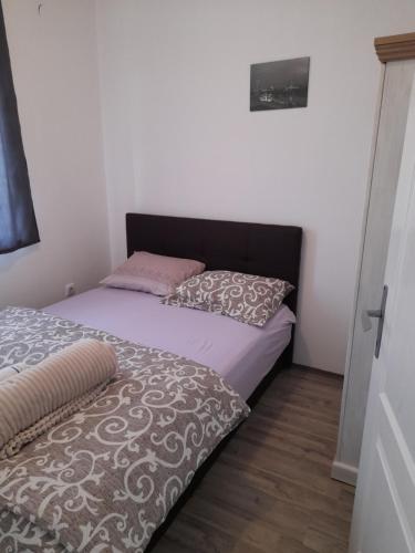 Habitación pequeña con cama y almohada en LUX Bogatić en Bogatić