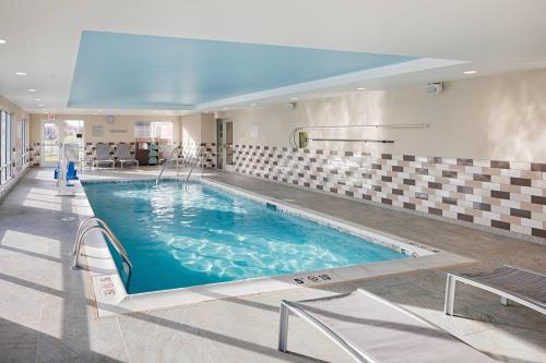 Piscina a TownePlace Suites Columbus Hilliard o a prop