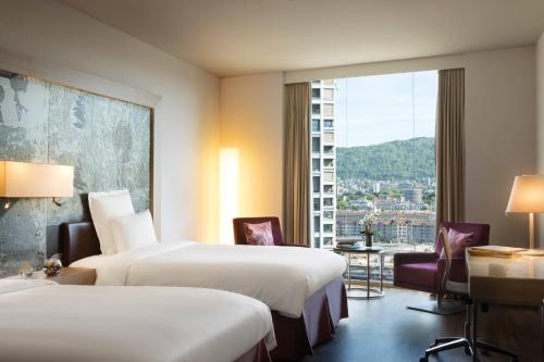 Krevet ili kreveti u jedinici u okviru objekta Renaissance Zurich Tower Hotel