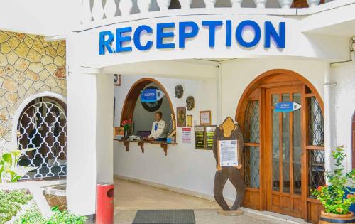 een winkel met een bord dat de ontvangst leest bij Best Western Jangwani Sea Breeze Hotel in Dar es Salaam