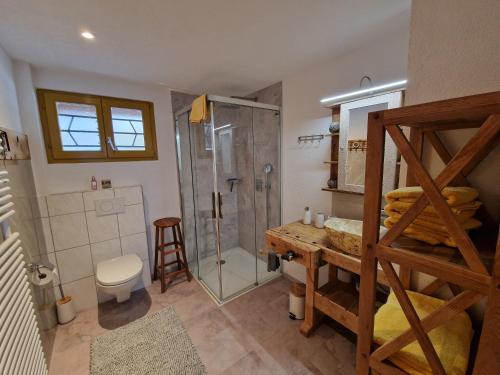 baño con ducha y litera en Chalet-Daheim-Fiesch 3,5-Zimmerwohnung, en Fiesch