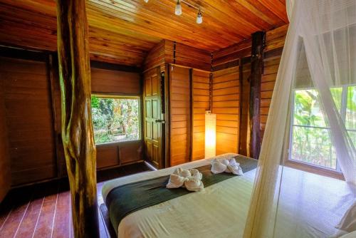 Tempat tidur dalam kamar di Khao Sok Silver Cliff Resort