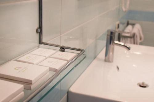 baño con lavabo y encimera de cristal en Venicegreen Agriresort en Tessera