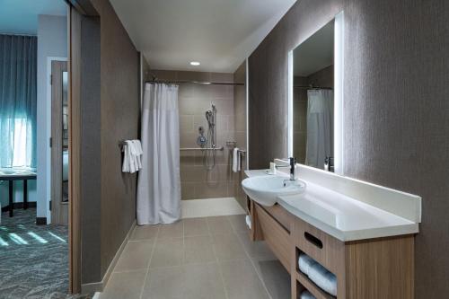 y baño con lavabo blanco y ducha. en SpringHill Suites by Marriott Austin North, en Austin