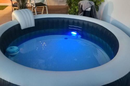 una grande vasca blu in una stanza di Apartamento con terraza y jacuzzi, zona ciutadella a Cala en Blanes