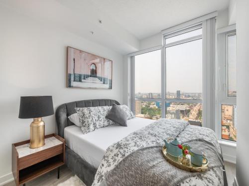 Un pat sau paturi într-o cameră la Designer One Bedroom Suite - Entertainment District Toronto