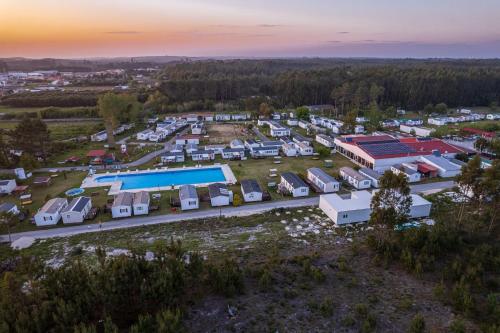 eine Luftansicht eines Parkplatzes auf einem Bauernhof in der Unterkunft Bungalows Land'shause in Pataias