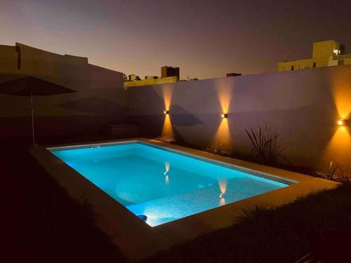 una piscina en un patio trasero por la noche en Chito House en Buenos Aires