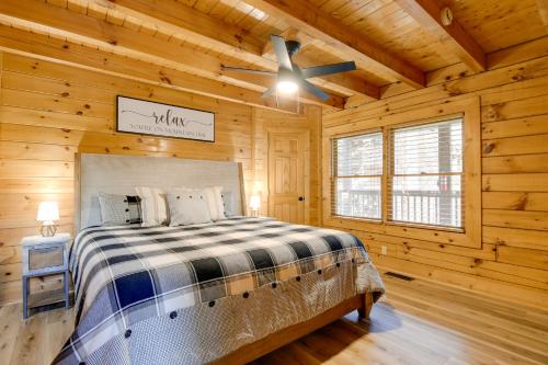 Postelja oz. postelje v sobi nastanitve Pigeon Forge Vacation Rental with Private Hot Tub!