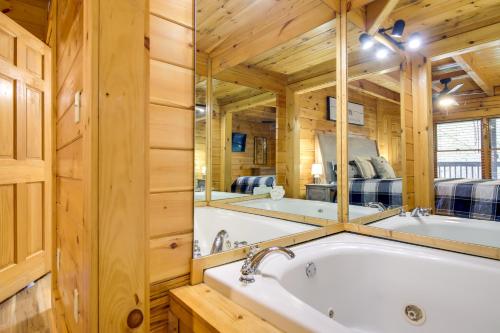 Kopalnica v nastanitvi Pigeon Forge Vacation Rental with Private Hot Tub!