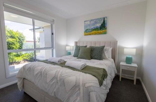 una camera da letto con un grande letto e una finestra di Luxury on Lesmurdie - Close to Zoo & Golf Club a Dubbo