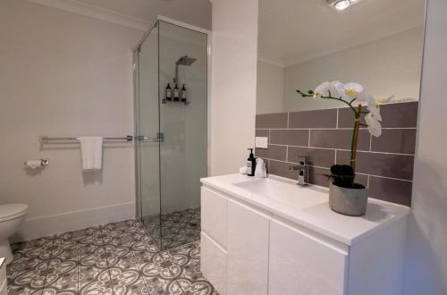 bagno bianco con lavandino e doccia di Luxury on Lesmurdie - Close to Zoo & Golf Club a Dubbo