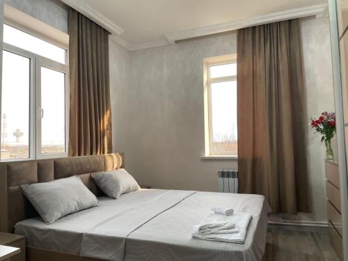 1 dormitorio con cama y ventana en Ruz & Arian en Shirabad