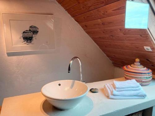 baño con lavabo en la encimera en Maison de pêcheur proche plage et activités en Crozon