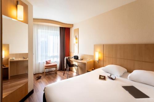 A bed or beds in a room at ibis Antwerpen Centrum