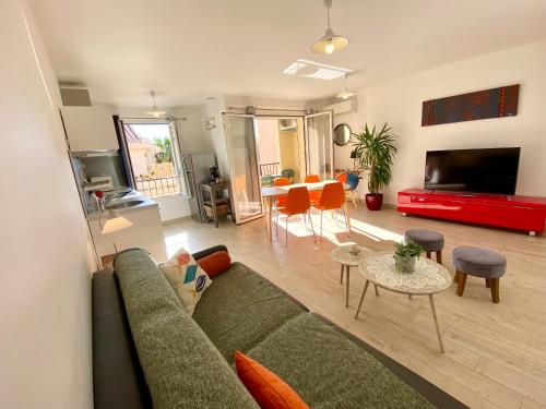 a living room with a couch and a table at Coeursanary in Sanary-sur-Mer